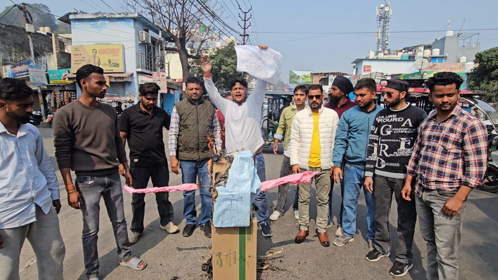 रामनगर में युवा कांग्रेस का प्रदर्शन: विधायक उमेश शर्मा काऊ के खिलाफ पुतला दहन, माफी की मांग